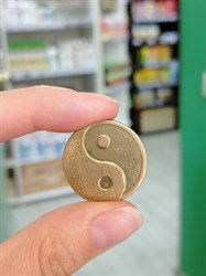 Сувенирные монетки ручной чеканки Ом-Инь-Ян